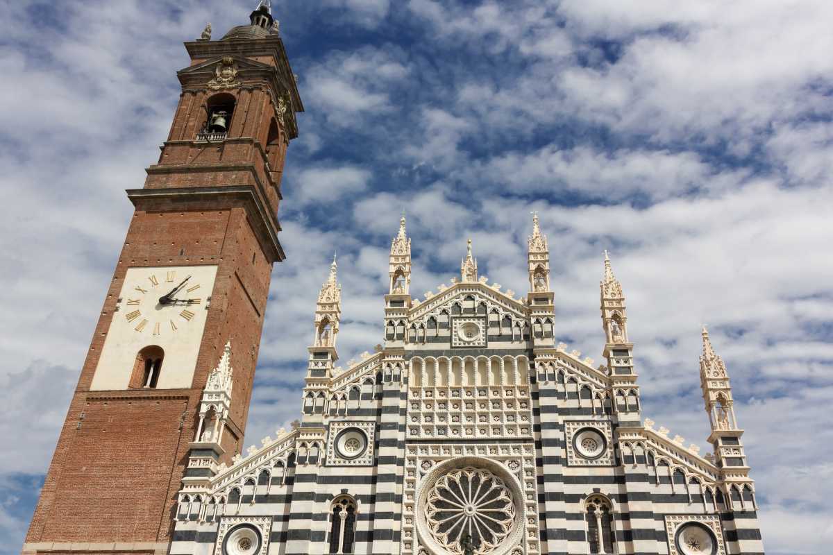 Vista panoramica della Villa Reale e del Parco di Monza, evidenziando la bellezza del sito