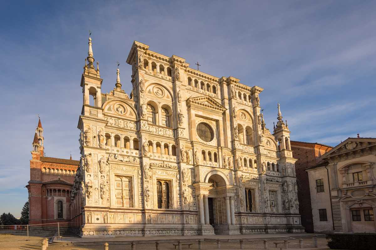 Vista del Parco della Vernavola con attività all'aperto e famiglie, evidenziando la natura