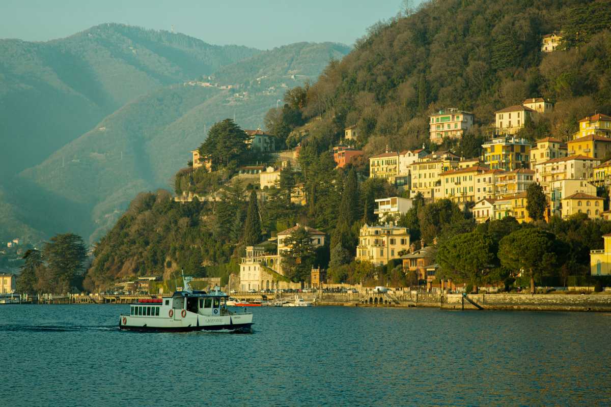 Vista panoramica di Como, con il lago e le montagne sullo sfondo