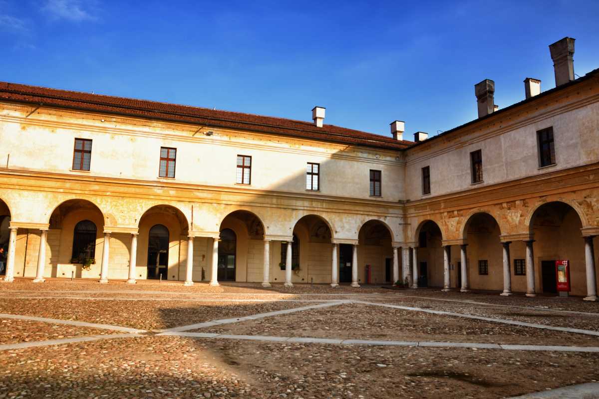 Vista panoramica di Mantova con i laghi e i palazzi storici