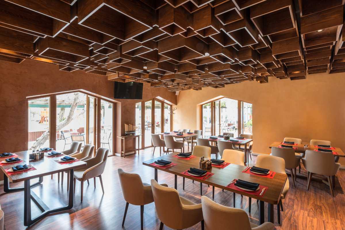 Foto di piatti tipici di Monza, includi Villa Reale sullo sfondo