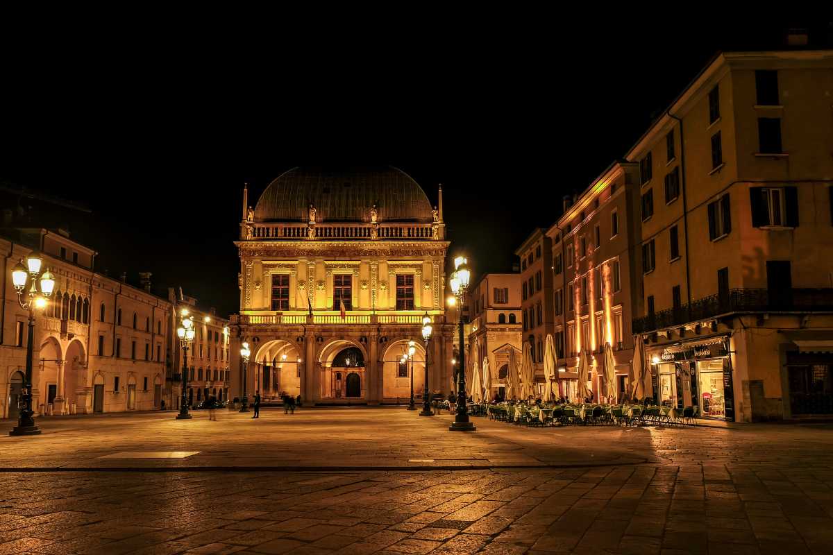 Mercatini di Natale a Brescia con luci e decorazioni festive