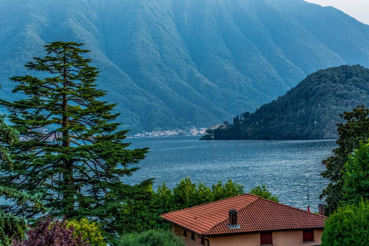Vista panoramica di Como con il lago e le ville liberty sullo sfondo