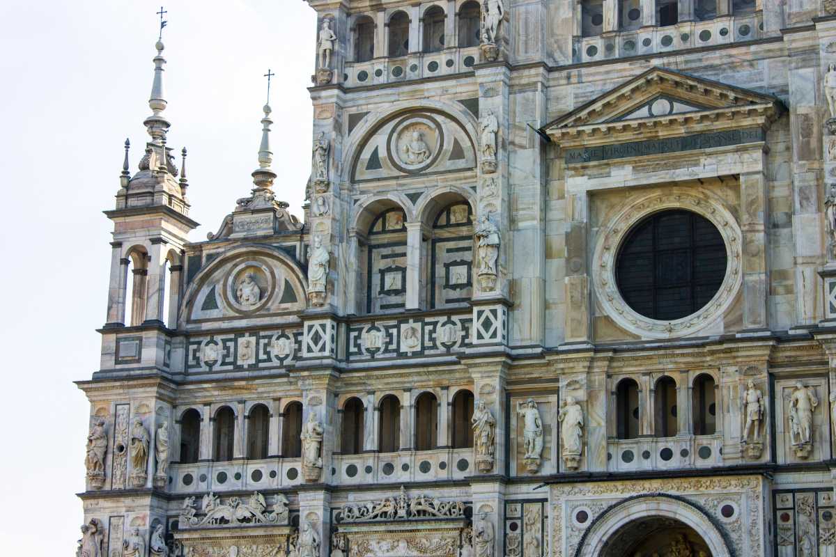 Mercatini di Natale a Pavia, con luci e decorazioni festose