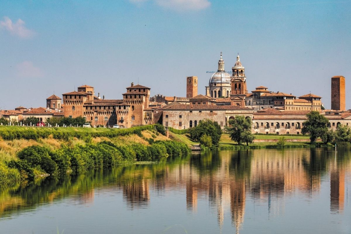 Panoramica di Mantova con il Palazzo Ducale e i laghi
