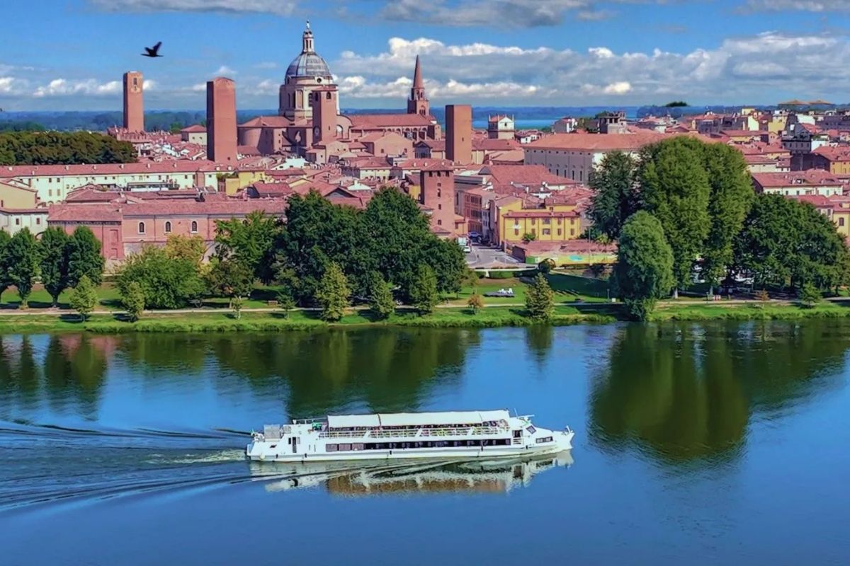 Traghetto in arrivo a Mantova con vista sui laghi