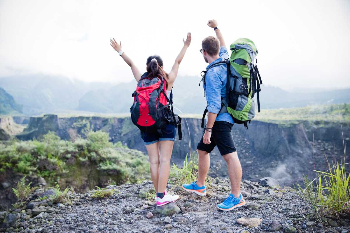Escursione panoramica con vista sul Lago di Garda e il paesaggio circostante, ideale per famiglie e appassionati di trekking.
