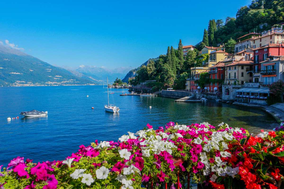 Famiglia in escursione su un sentiero vicino a Como, con vista sul lago.