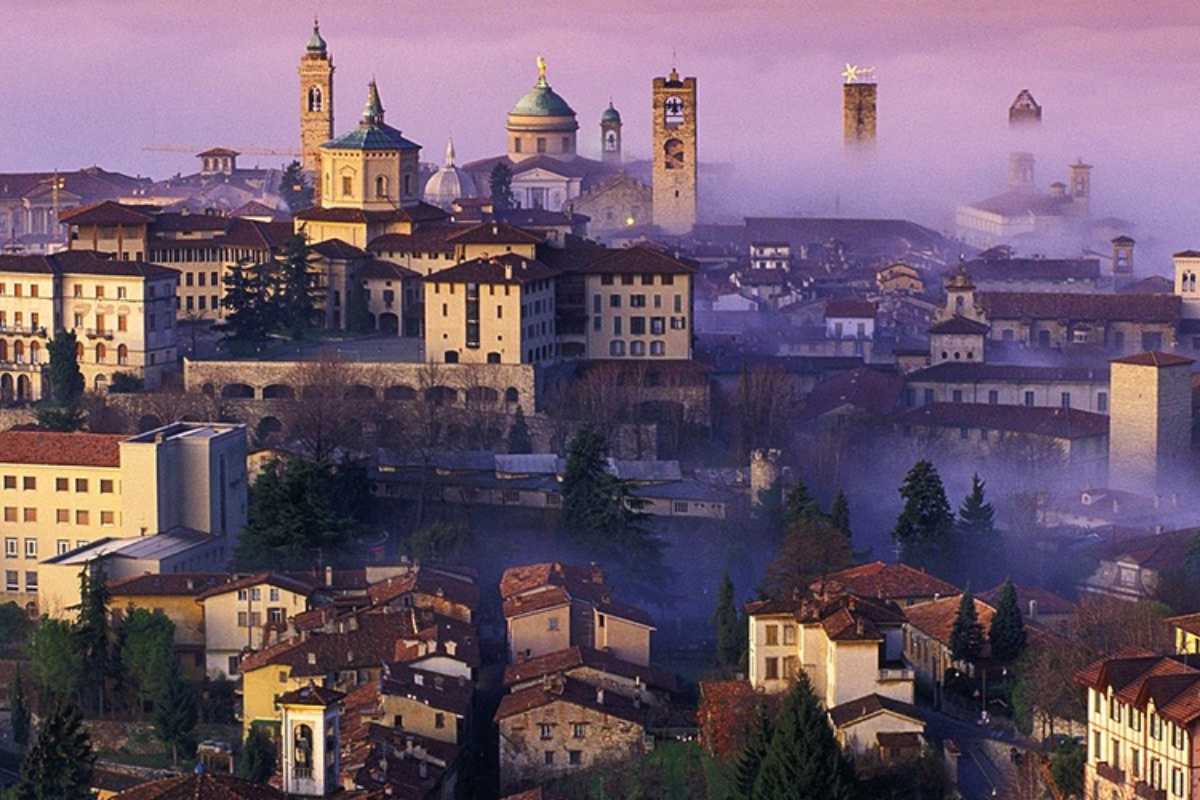 Vista panoramica di Bergamo, mostrando Città Alta e le mura veneziane