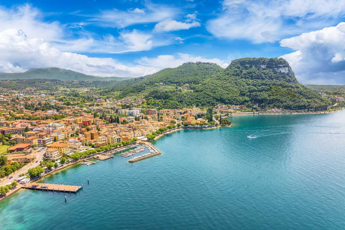 Lido di Salò con vista sul lago e attività acquatiche, includi Brescia