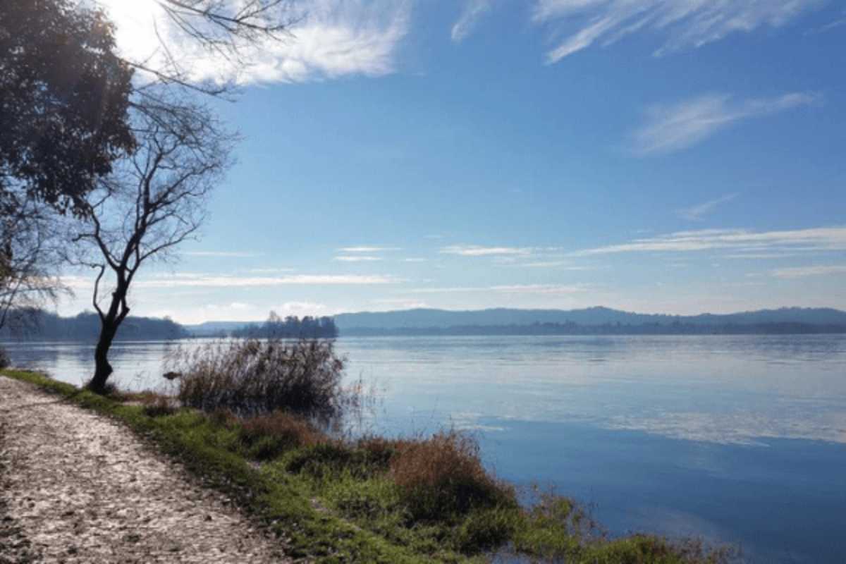 Panorama del Lago di Varese, con vista su Sacro Monte e Giardini Estensi