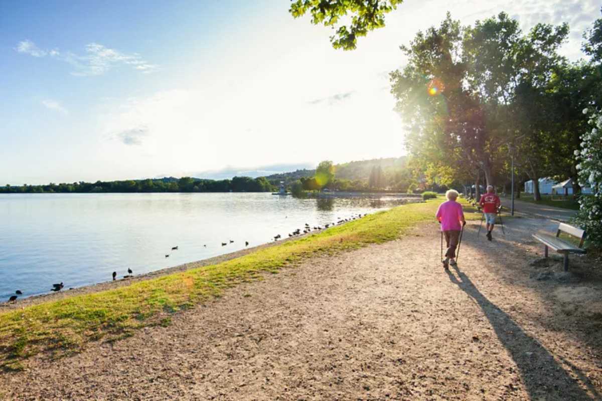 Attività acquatiche sul Lago di Varese, come windsurf e kayak
