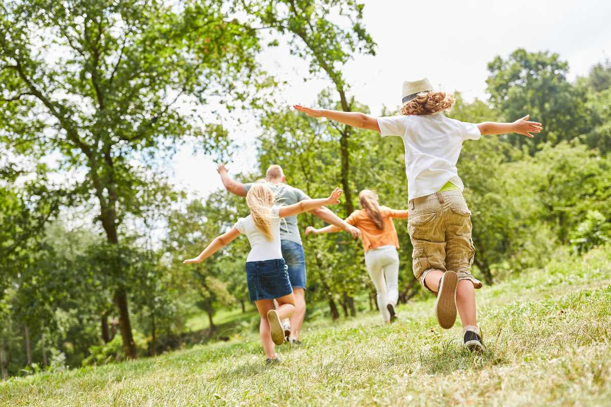 Bambini che giocano in un parco giochi di Lecco, divertimento all'aria aperta