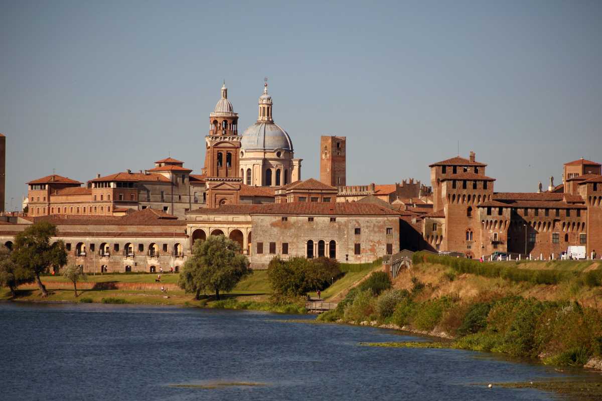 Panorama di Mantova con i suoi laghi e monumenti, ideale per la promo turistica