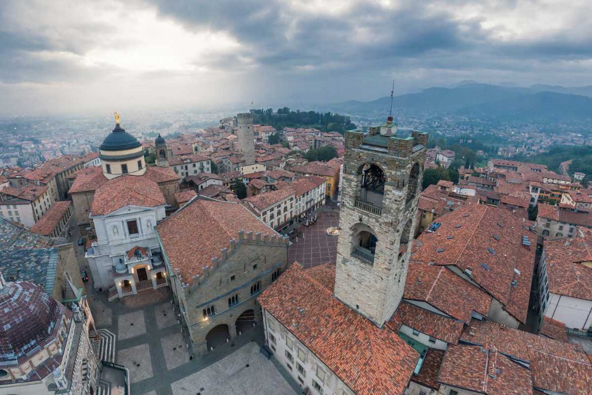 Bambini che esplorano l'Acquario di Bergamo, un'attrazione interattiva