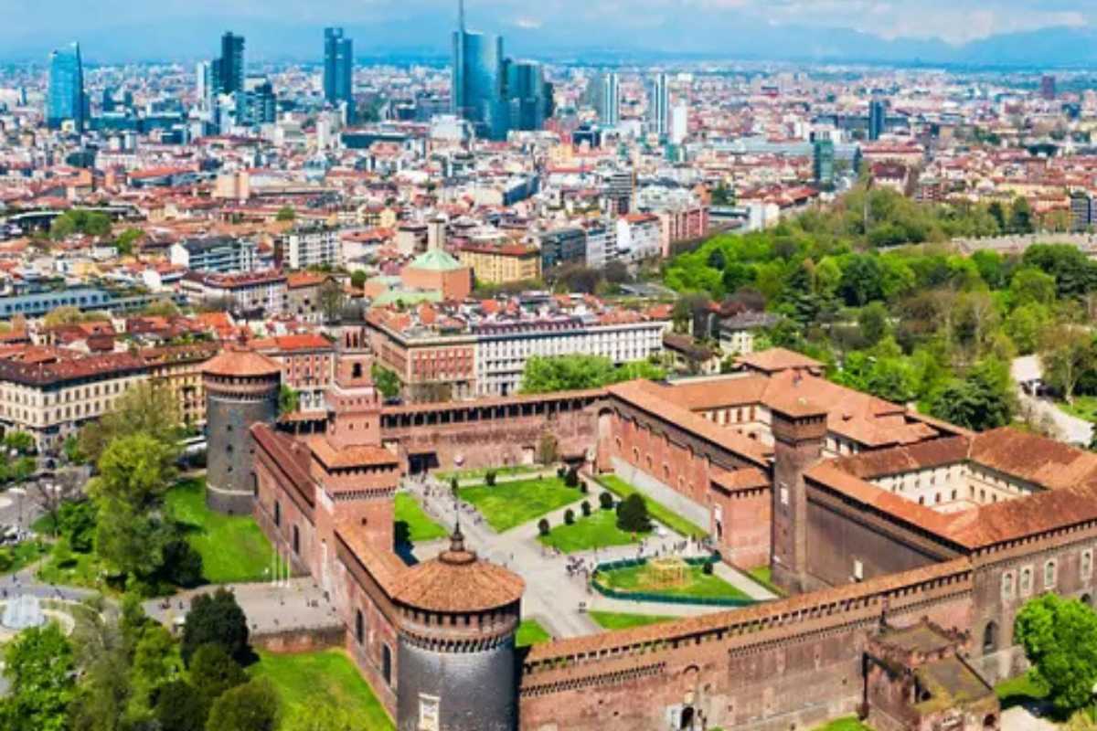 Panorama di Piazza della Vittoria a Lodi, con bambini che giocano