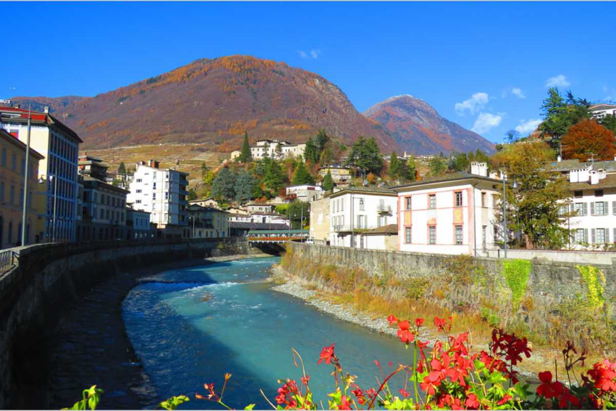 Vista panoramica di Sondrio con bambini che giocano sulla neve