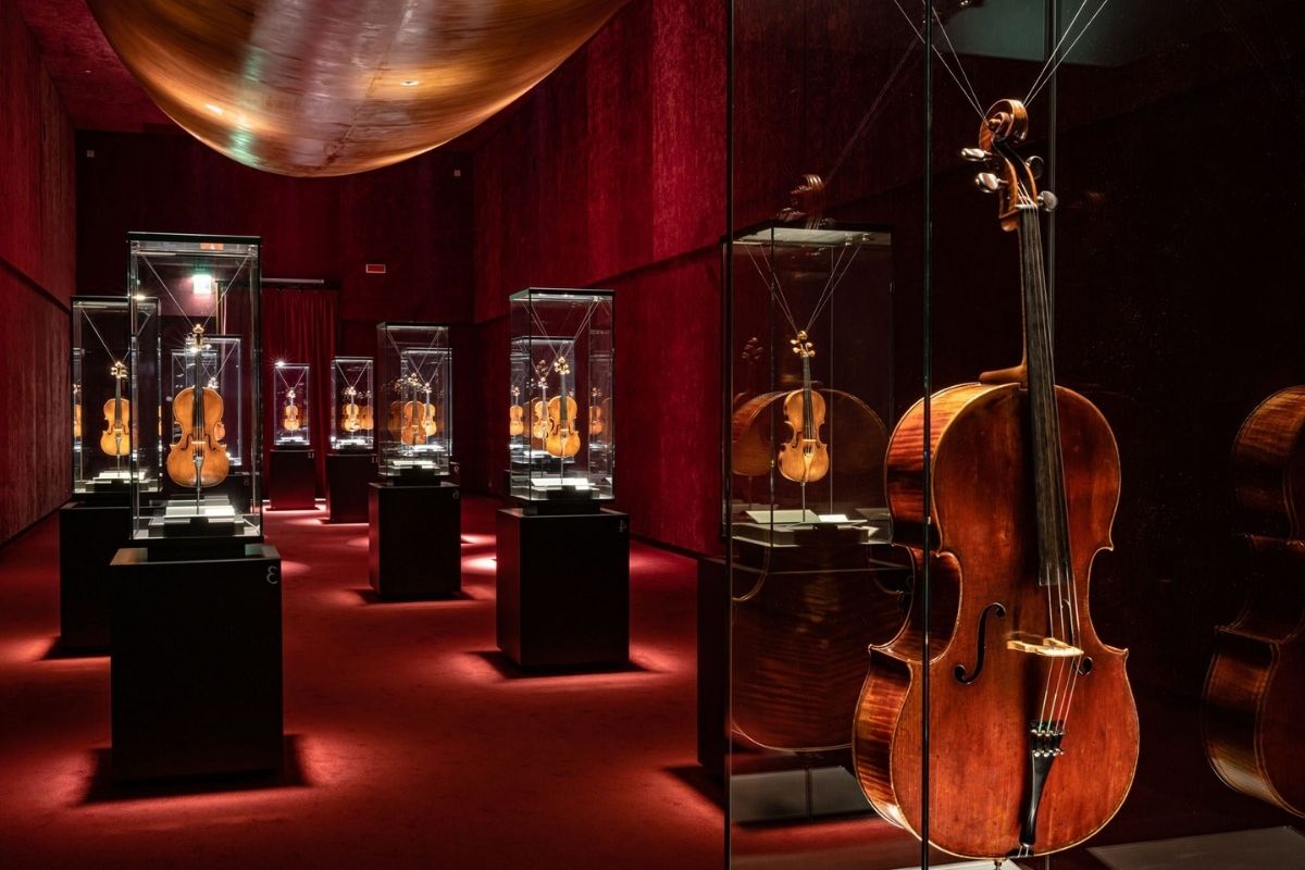Interno del Museo del Violino con strumenti storici