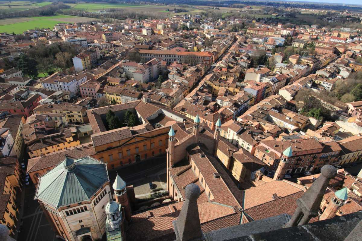 Piazza del Comune di Cremona con il Torrazzo e le facciate storiche