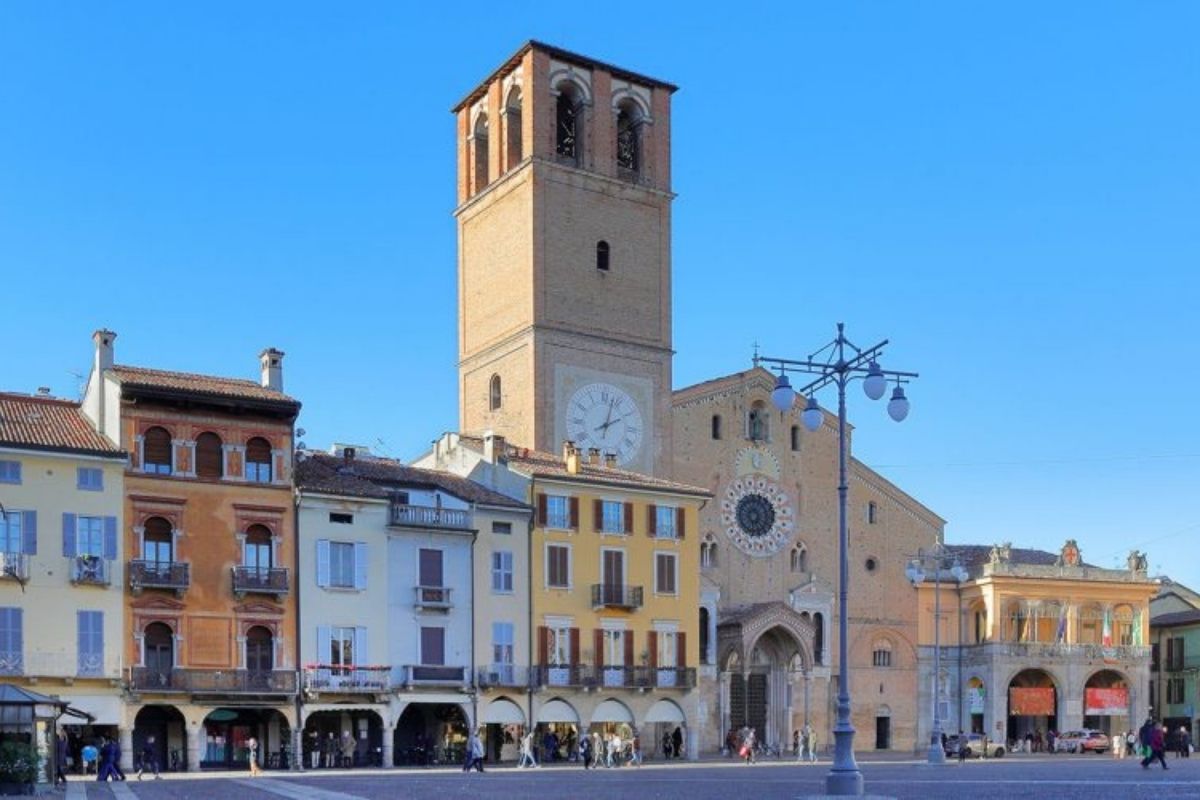 Vista panoramica di Piazza della Vittoria con i portici di Lodi