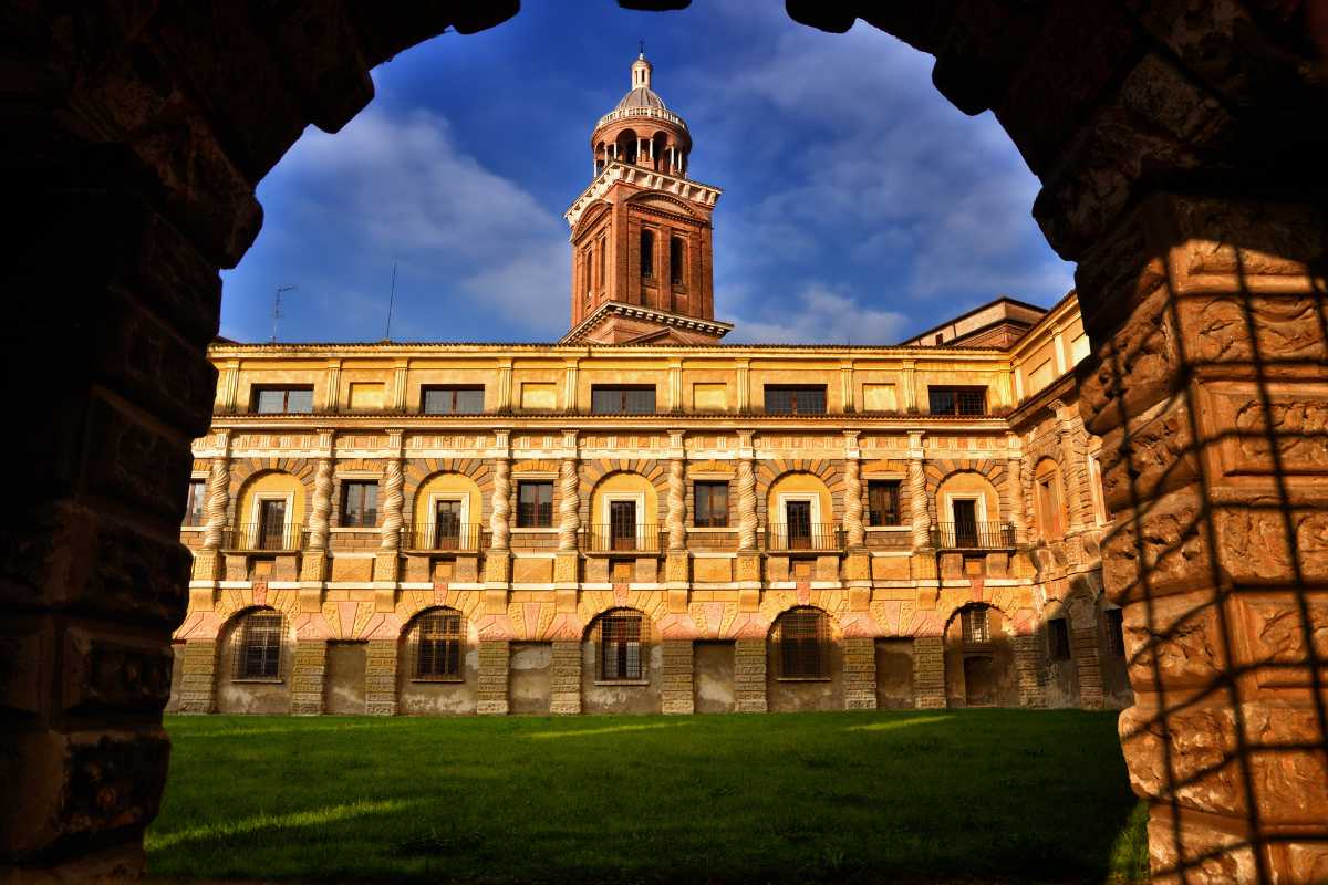 Veduta panoramica di Mantova con i laghi e il Palazzo Ducale in primo piano
