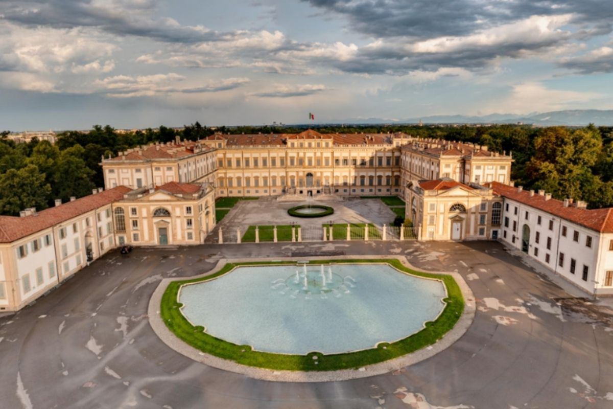 Vista panoramica della Villa Reale di Monza, con il suo giardino ben curato e il cielo blu