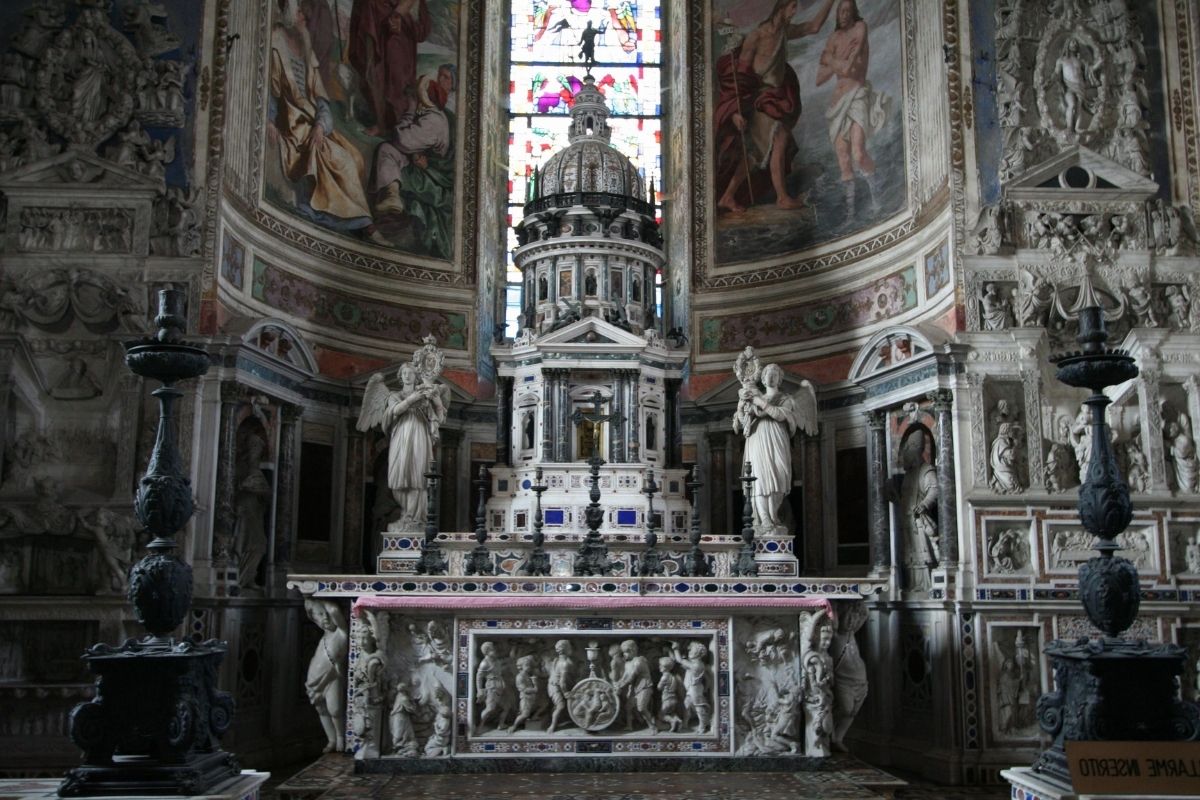 Interno della Certosa di Pavia con i suoi affreschi e architetture, evidenziando la bellezza artistica del luogo