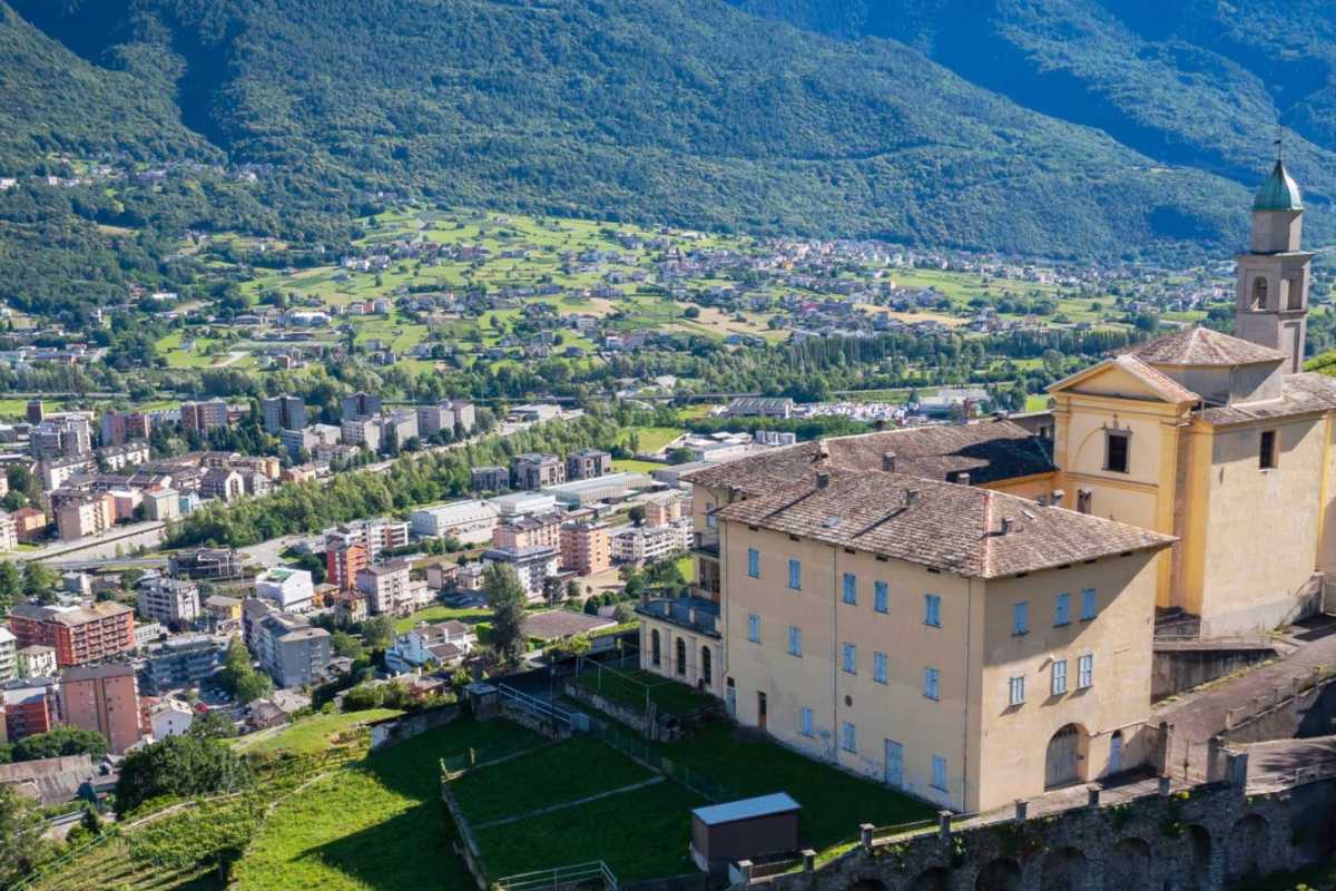 Vista panoramica di Sondrio con vigneti e montagne sullo sfondo