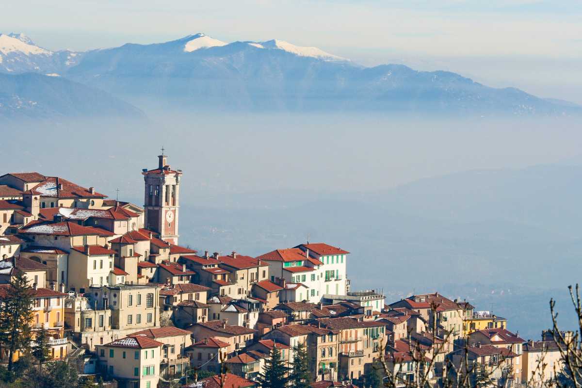 Veduta panoramica del Sacro Monte di Varese con le sue cappelle e il panorama circostante